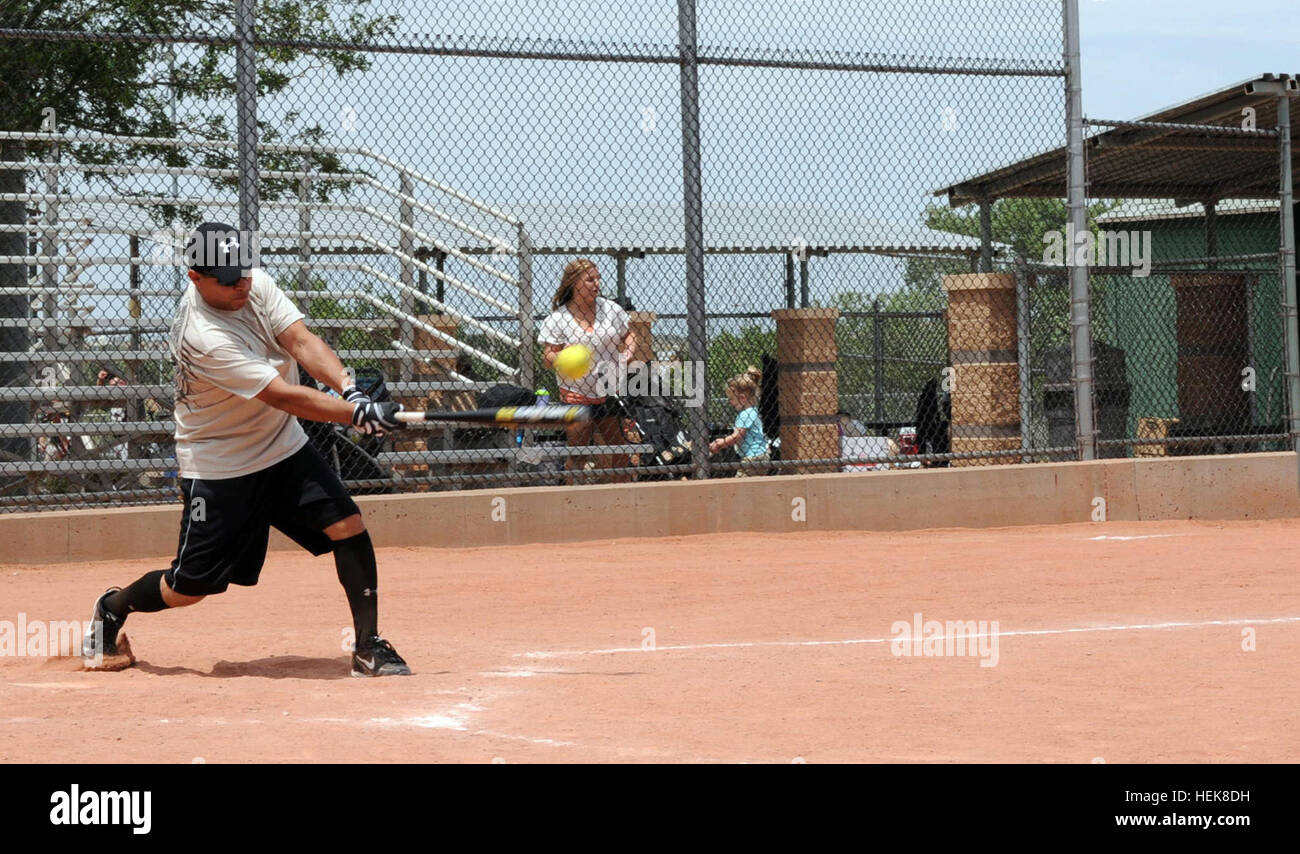 Sgt. Manuel Flores, Infanterist zugewiesen Firma D, 4. US-Infanteriedivision, 1. Bataillon, 22. Infanterie-Regiment, 1st Brigade Combat Team schlägt einen eingehende hohen Ball spielen Softball in Fort Carson Sports Complex in Iron Horse Woche, 6. Juni 2012. Iron Horse Wochentags konkurrieren Soldaten in einer Vielzahl von Veranstaltungen zur Förderung der Kameradschaft und Esprit De Corps. US Armee Sgt. Manuel Flores, Infanterist zugewiesen Delta Company, 4. US-Infanteriedivision, 1. Bataillon, 22. Infanterie-Regiment, 1st Brigade Combat Team spielt Softball im Sportzentrum in Eisen 120606-A-LF915-814 Stockfoto