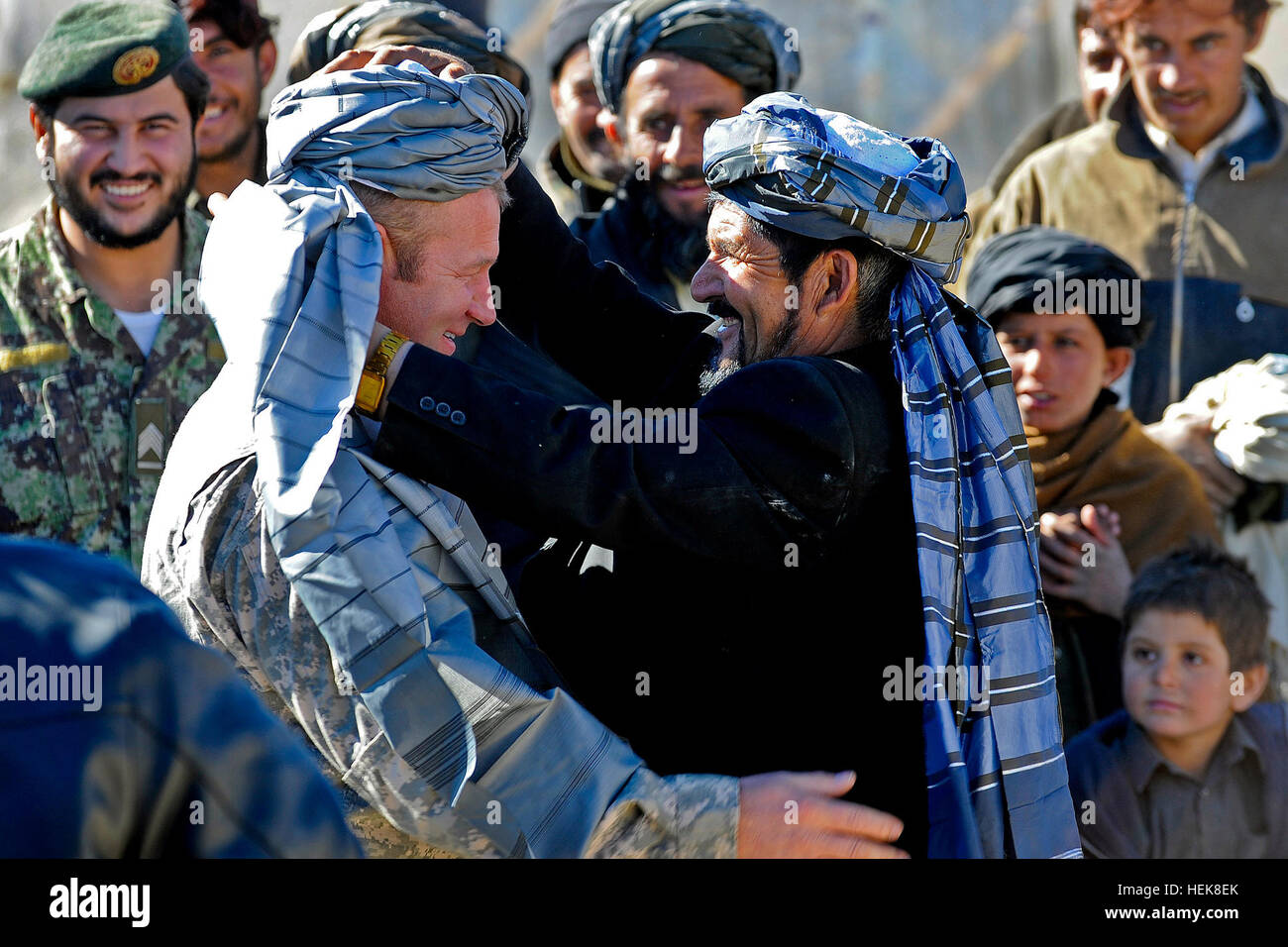 Provinzielle Rekonstruktion-Mannschaft Zabul, Shinkay Ablösung Team führen Generalmajor Trever Nehls erhält einen Turban von neuen Shinkay Bezirk gov Barat Khan während einer Shura, oder treffen im Shinkay district, Provinz Zabul, Afghanistan, Jan. 6. Zabul stellvertretender Gouverneur Gulab Shah war einerseits die Asura zu diskutieren und die Ernennung eines neuen Distrikt-Governor offiziell verkünden. (US Air Force Foto/Staff Sgt. Brian Ferguson) (Freigegeben) Flickr - der US-Armee - Turban Präsentation Stockfoto