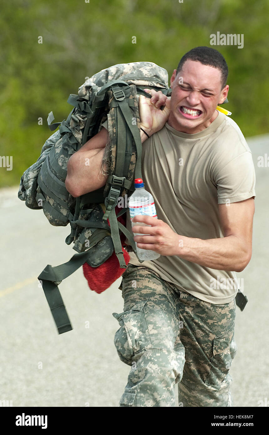 PFC. Brandon Cuummings des 525th Military Police Battalion, Joint Task Force Guantanamo, zwingen die letzten 100 Yards 15-Meile Sprints März, Dez. 16. Der Kraft-Marsch wird zu den Top sechs Soldaten verringern, die zum White Sands National Monument in der 22. jährlichen Bataan Memorial Tod März antreten wird weitergehen. True Grit - GTMO Erfahrung 360804 Stockfoto