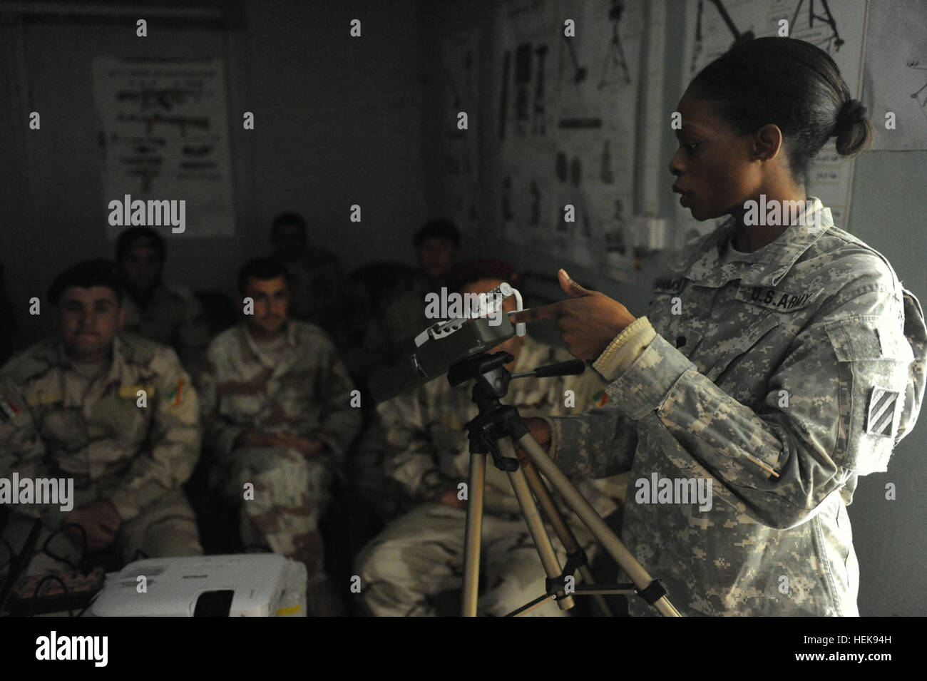 US Army Spc. Kayla Hammonds, demonstriert von Camilla, Ga., zugewiesen, Charlie Kompanie, 703rd medizinische Brigade, Support Battalion, 4. beraten und unterstützen Brigade, 3. Infanterie-Division irakische Armeesoldaten wie genau der Hitzeindex in Bagdad, Irak, Februar 9 sammeln, 7. irakische Armee-Division zugewiesen. US-Soldaten, die der 703rd zugewiesen verbrachte eine Woche lang Unterricht irakische Mediziner Bereich Abwasserentsorgung zur Unterstützung der Operation New Dawn. Irakische Medic training 368124 Stockfoto