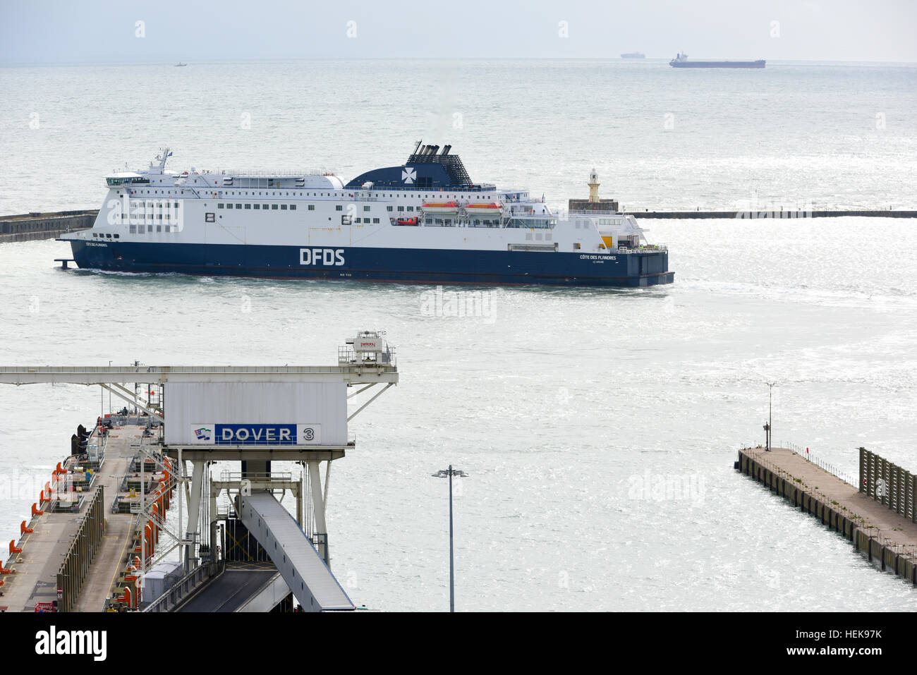 Fähre in den Hafen von Dover, Kent, Großbritannien Stockfoto