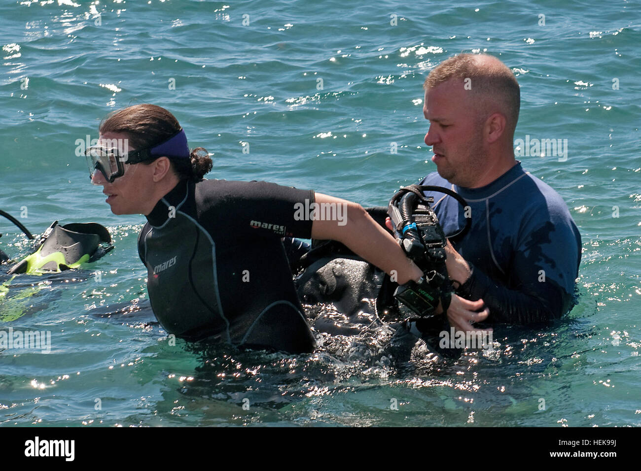 GUANTANAMO BAY, Kuba--Army Staff Sgt Stefanie Mason wird unterstützt in ihrer Tauchausrüstung von Reef Raiders Dive Club Präsident, Chris Hileman. Mason, 20 Febr. Zusammen mit sechs anderen Servicemem Mason verdient ihr SCUBA Zertifizierung ist Teil des Programms Soldaten Unternehmen Behinderte SCUBA. Verwundeten Krieger ergreifen, um das Wasser des Gauntanamo Bay 372053 Stockfoto