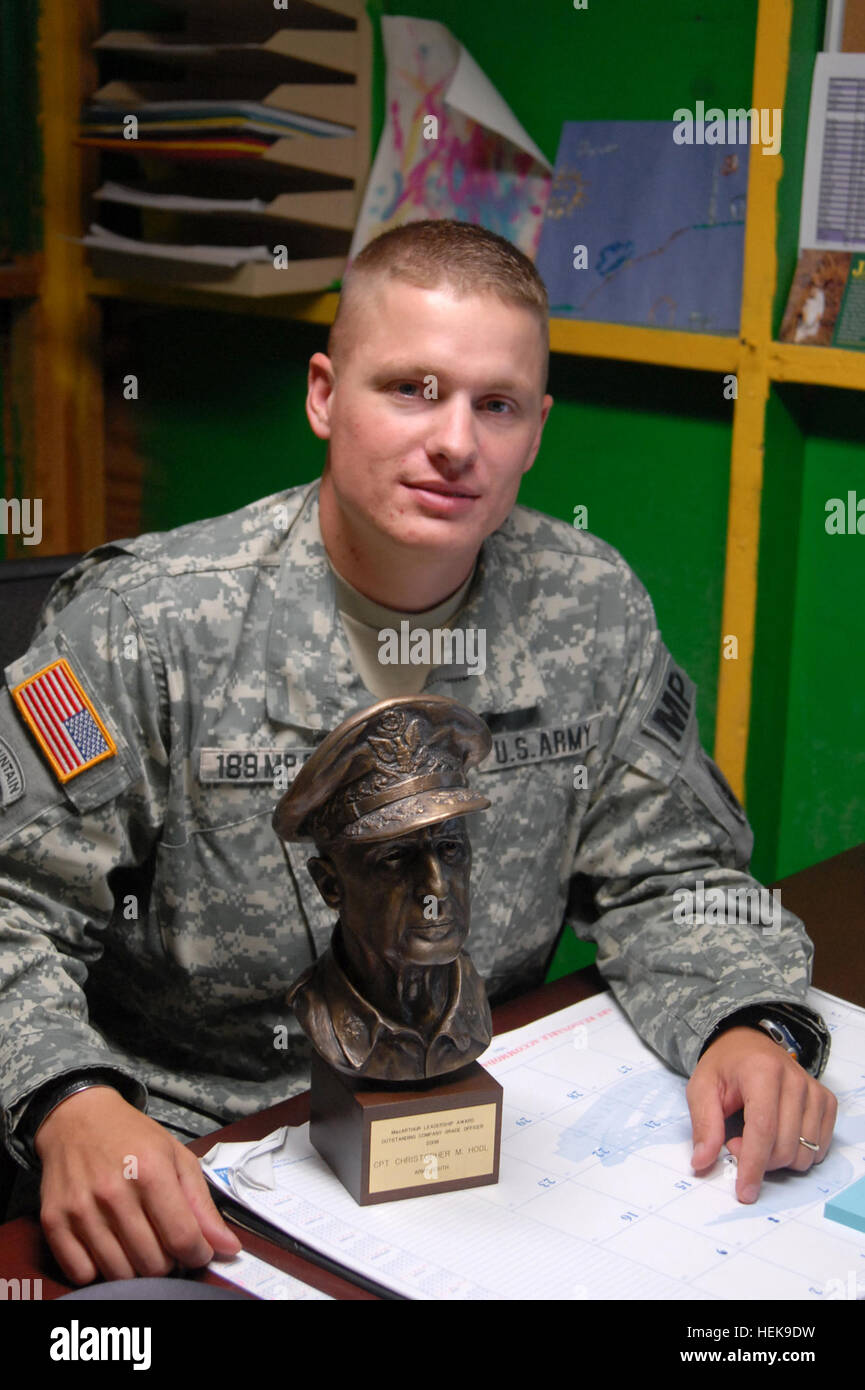 GUANTANAMO BAY auf Kuba – Army Captain Christopher Hodl, Kommandant der 189. Military Police Company, Joint Task Force Guantanamo zugewiesen erhielt MacArthur Leadership Award Preisverleihung Pentagon, 8. Mai 2009. MacArthur Preisträger zeigen die Fähigkeit, andere um die Mission zu erfüllen, indem Sie Zweck, Richtung und Motivation zu beeinflussen. JTF Guantanamo führt sicher, humane, rechtliche und transparente Pflege und Obhut der Gefangenen, einschließlich der Militärkommission und die verurteilten bestellt freigegeben. Die JTF führt Intelligenz Sammlung, Analyse und Verbreitung f Stockfoto