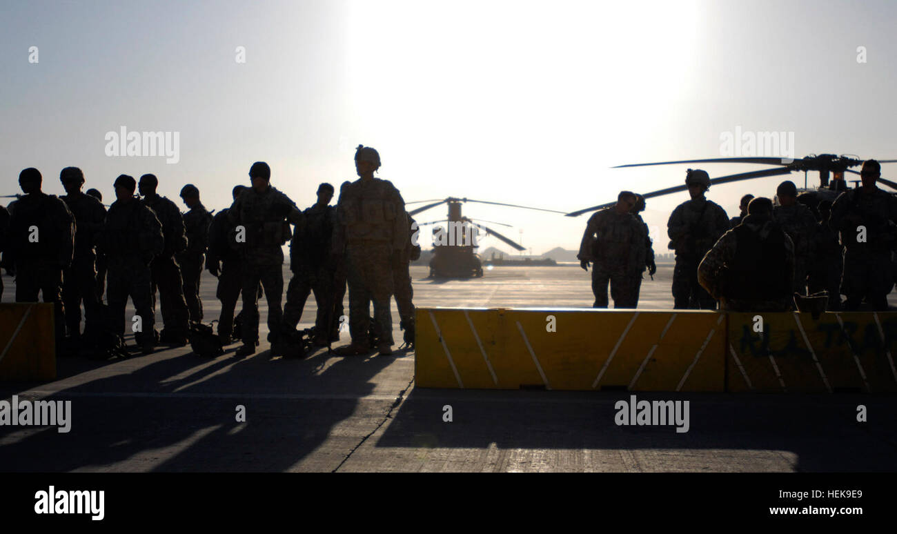 Silhouette von der Morgensonne, Soldaten mit dem 101. Division spezielle Truppen Bataillon, warten 101. US-Luftlandedivision auf die Flightline in Bagram Air Field, Afghanistan, 4. November 2008.  Die Soldaten gingen auf eine Luft Angriff Mission zu einem schmalen Tal in Ostafghanistan und IED making Materialien gesucht. (Foto von Spc. Mary L. Gonzalez, CJTF-101 Public Affairs) 101. Soldaten führen Luftangriff in Ost-Afghanistan-127014 Stockfoto