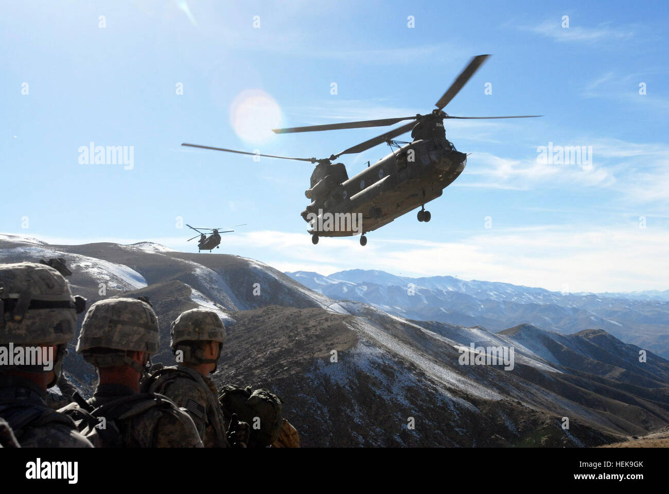 Steht auf einem Hügel, Soldaten mit dem 101. Division spezielle Truppen Bataillon 101st Airborne Division zusehen, wie zwei Chinook-Hubschrauber fliegen, sie zurückzunehmen, Bagram Air Field, Afghanistan 4. November 2008.  Die Soldaten suchten IED, die Herstellung von Materialien und Einrichtungen ein kleines Dorf im Tal, unterhalb. (Foto von Spc. Mary L. Gonzalez, CJTF-101 Public Affairs) Inbound-Hubschrauber in Afghanistan 2008 Stockfoto