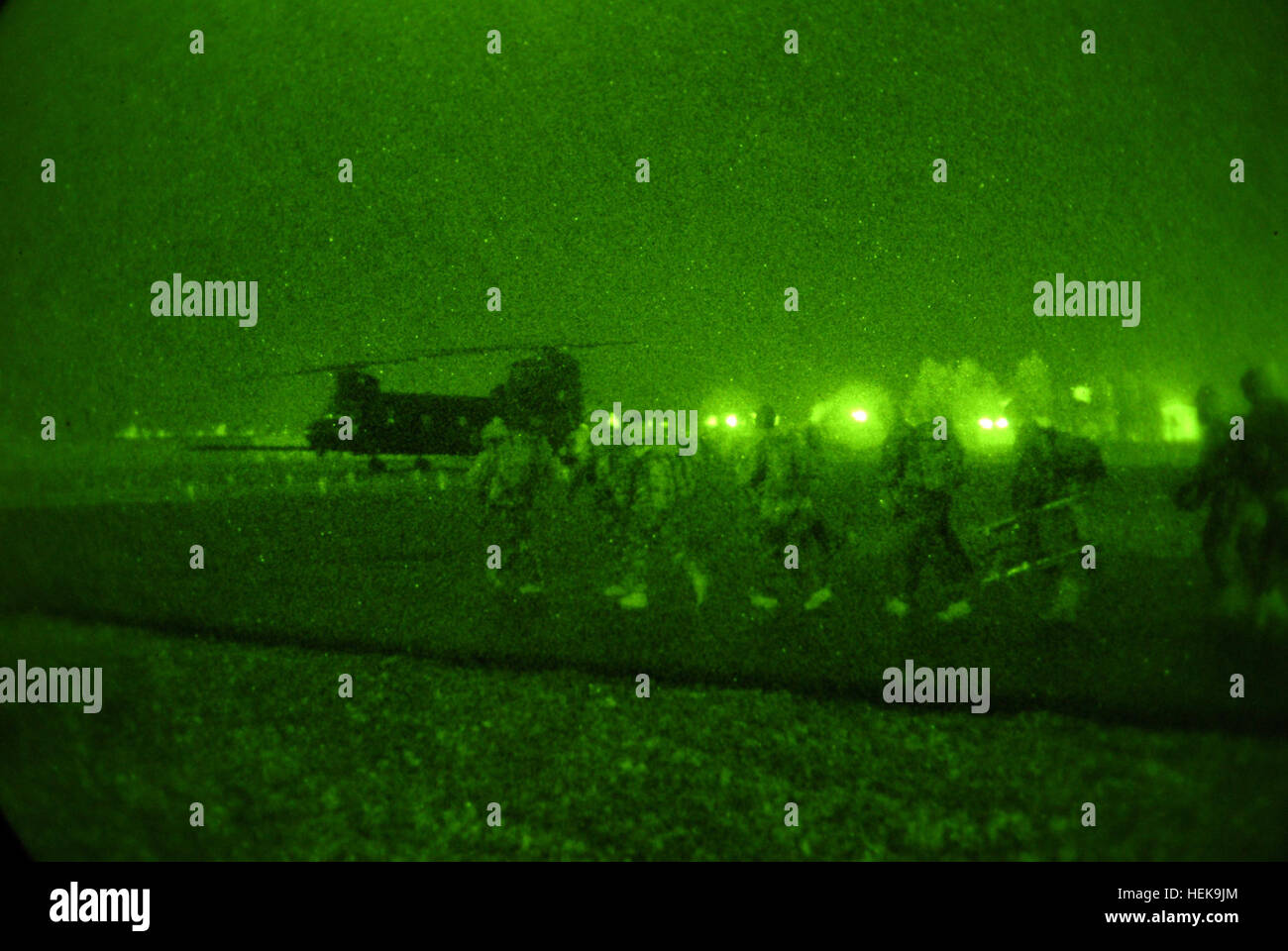 Afghanische Commandos zusammen mit Soldaten von Special Operations Task Force – vorbereiten Süd ein MH-47E Chinook auf dem Weg zum Zharay District, Provinz Kandahar, Afghanistan, an Bord um Clearing Operationen durchzuführen, 6. März 2011. Die Commandos, beraten und unterstützt von SOTF-Süd Servicemembers, zusammen mit der Zharay Bezirk Polizeichef, Bismullah Jan, entdeckt 200 Pfund hausgemachte Sprengstoff während des Betriebs.  (Foto: U.S. Army Staff Sgt. Jeremy D. Crisp) (Freigegeben). Auf der Suche nach den Taliban in der Provinz Kandahar 375665 Stockfoto
