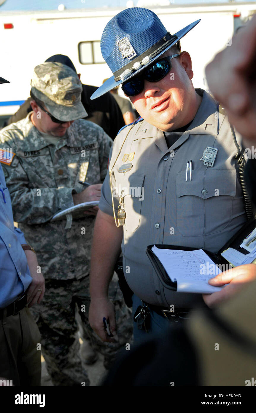 Mississippi Highway Patrolman, Trooper Brian C. Mobley, bietet Bürgern Logisitics, die im Zusammenhang mit Smithville, Frl., Ausgehzeiten zur Erhöhung der Sicherheit und schützen Eigentum durch einen tödlichen Sturm erschüttert. Defense.gov-Foto-Essay 110428-A-9999S-193 Stockfoto