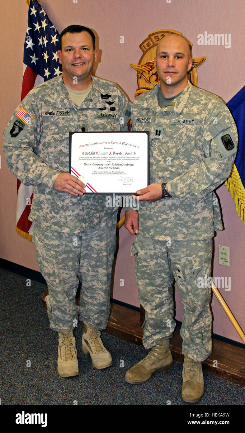 Lieutenant Colonel John Knightstep, Kommandant, 1. Bataillon, 52. Aviation Regiment, 16. Combat Aviation Brigade und Capt Travis Easterling, "Zucker-Bären" Kommandant, 1-52, 16. CAB Display das Captain William J. Kossler Award Zertifikat präsentiert Bravo Company 4 Mai auf der American Helicopter Society annual Forum in Virginia Beach, VA. 1-52 Aviation erhält Staatspreis für Pakistan Mission 409102 Stockfoto