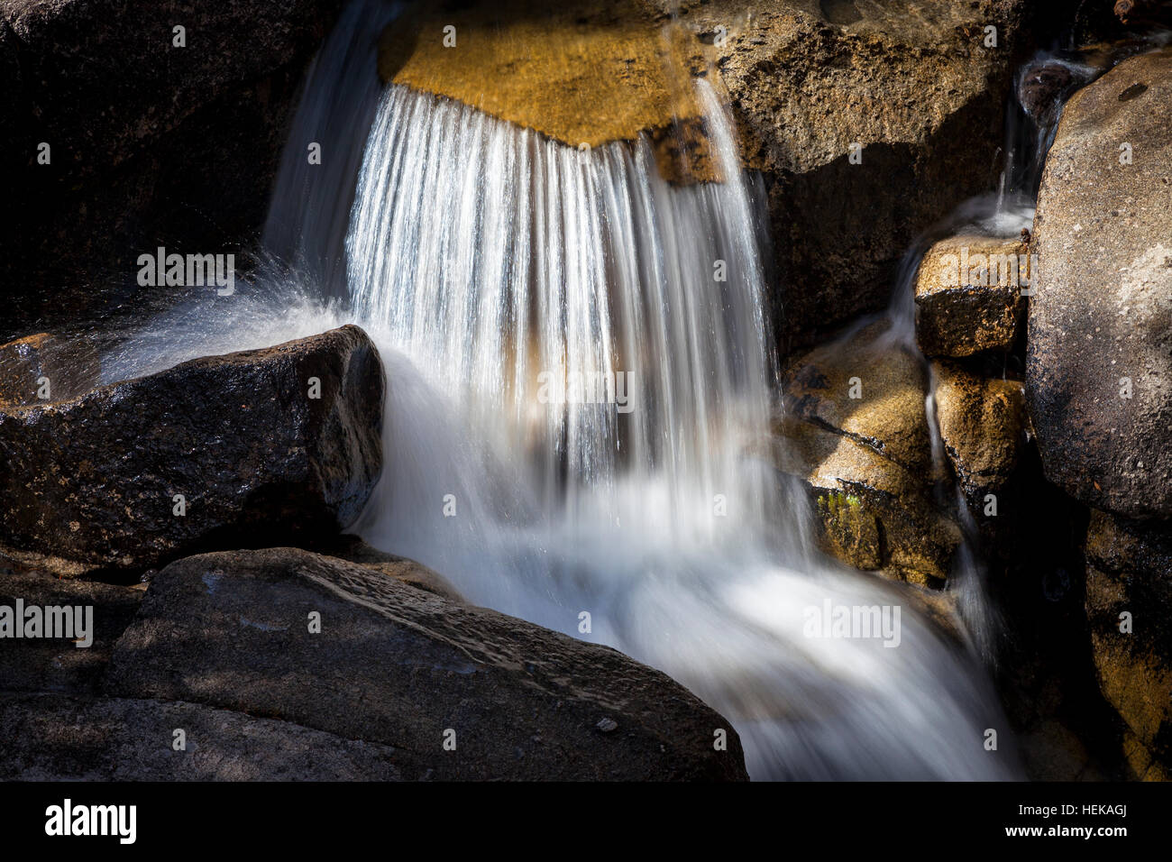 Wasser fließt über eine Kaskade an Leavitt Bach in Mono County, Kalifornien. Stockfoto