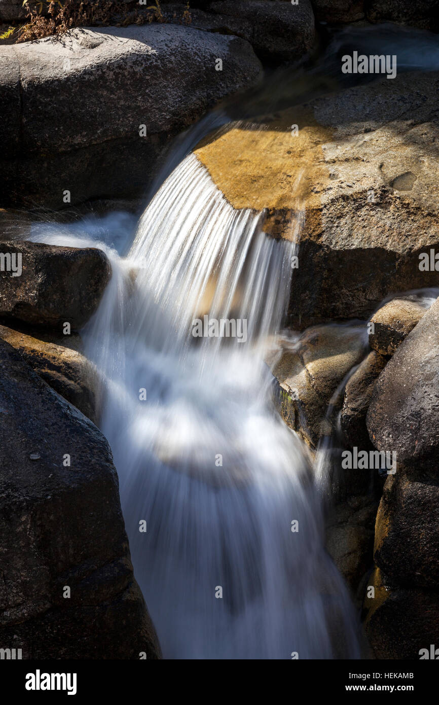 Wasser fließt über eine Kaskade an Leavitt Bach in Mono County, Kalifornien. Stockfoto