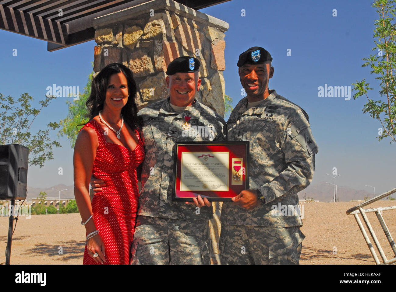 Kommandierender general der 1. US-Panzerdivision und Fort Bliss, Generalmajor Dana J.H. Pittard, Posen mit Colonel Larry Swift, der scheidende Kommandant der 1st Stryker Brigade Combat Team, "Bereit erste" ändern 1. US-Panzerdivision und Christina Swift, Oberst Swift Frau, nach der Vergabe Swift der Legion Of Merit vor "Bereit erste" Befehl Zeremonie, 13 Juni, auf dem bereit erste Parade Feld. "Zuerst ready" Brigade begrüßt Adgie als neuer Kommandant 416223 Stockfoto