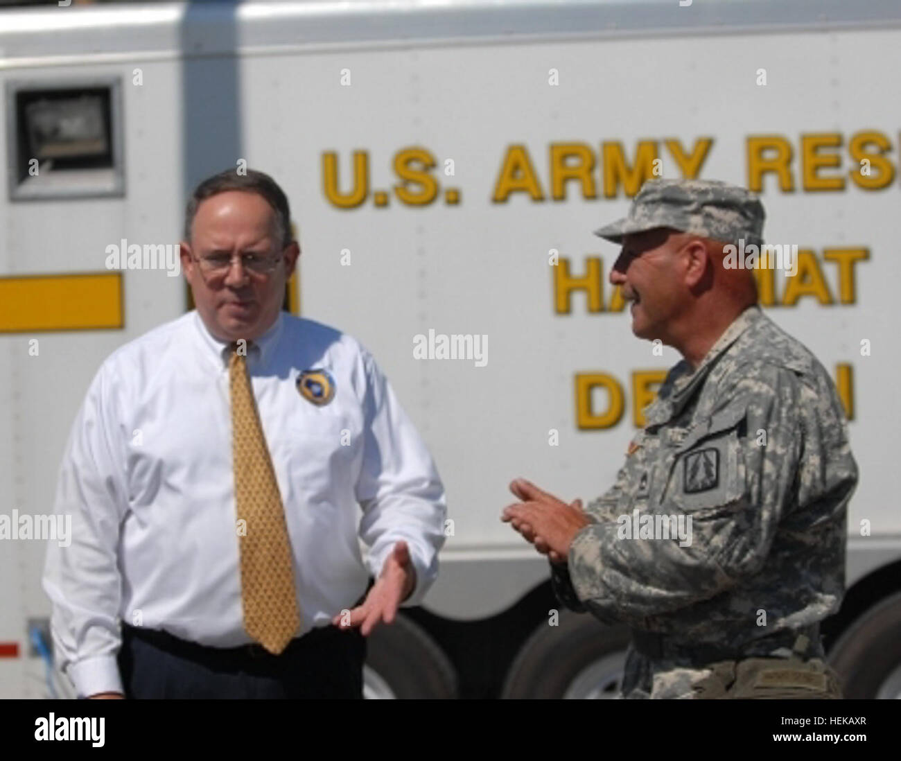 Sgt. 1. Klasse Ronald Karr aus der United States Army Reserve 379th Chemical Company, erklärt den Dekontaminationsprozess und medizinische Antwort auf Mr Pat O'Conner, Direktor des Bureau Reaktion und Recovery of Wisconsin Emergency Management, während Waukesha Übung Red Dragon 2011. 335th Signal Befehl ausüben rote Drachen 2011 414888 Stockfoto