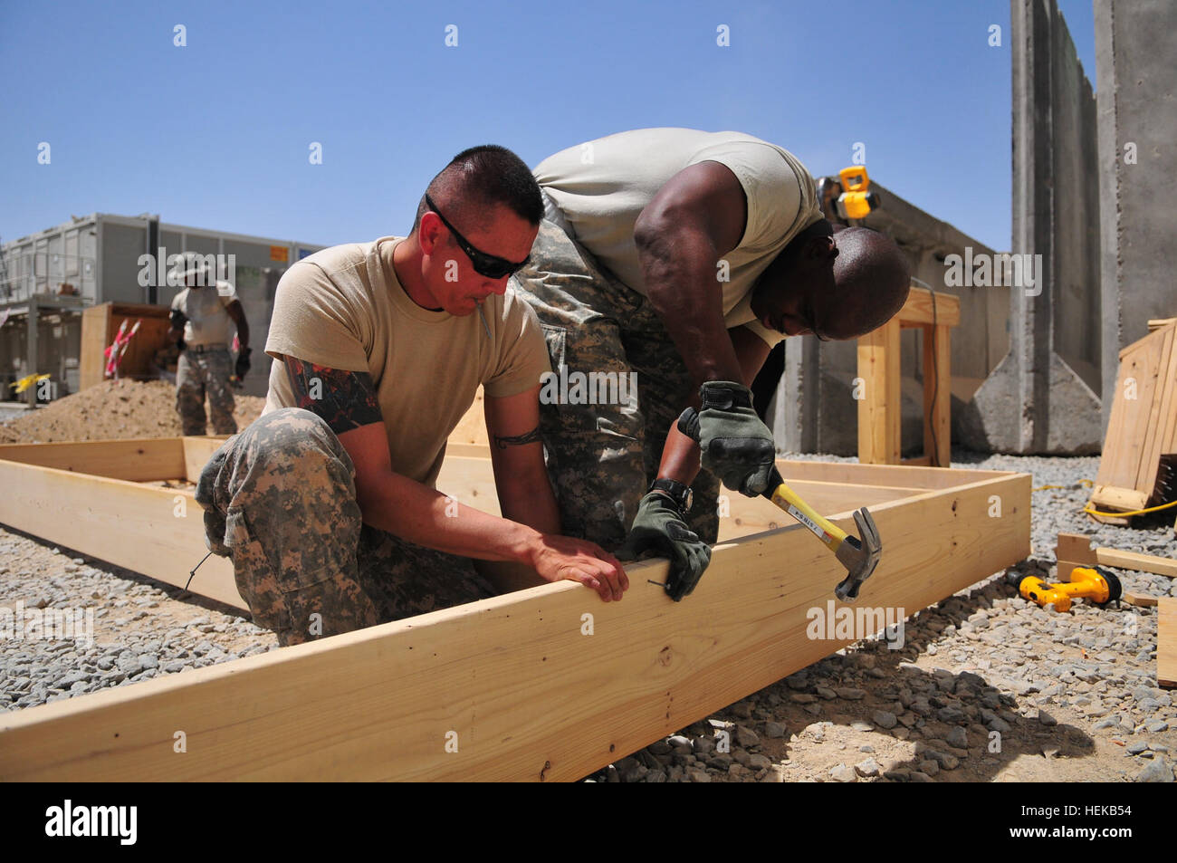 Captain Robert Premo, Battalion Operations Officer in kostenlos, spezielle Truppen Bataillon Task Force Resolute und Sgt. Harvey Gillespie, Bataillon Operation Unteroffizier, STB, TF-Resolute arbeiten in der brütenden Hitze, eine Plattform für neue Post Anhang befindet sich in der Nähe von den Wohnräumen über Kandahar Airfield, Afghanistan zu errichten. Neue Post Anhang hilft Soldaten halten Sie in Kontakt mit Ihren lieben 424194 Stockfoto