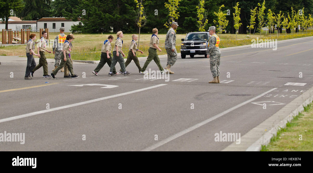 Junge marschiert Pfadfinder von Amerika Truppe 1496 mit einige der Soldaten aus dem 864th Pionier-Bataillon, die Fahrbereitschaft für einige Hände auf Erfahrung mit einigen der Armee-Ingenieur-Ausrüstung. Die Scouts kam zu erfahren Sie mehr über verschiedene Berufe in der Armee und sehen, was für eine Ausrüstung die Armee verwendet. Joint Base Lewis-McChord öffnet seine Tore für Scout Ehre 424406 Stockfoto