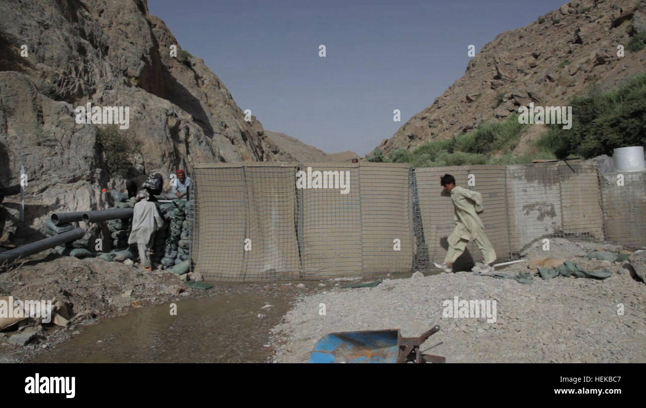 Afghanischen lokalen Staatsangehörigen beistehen U.S. Army Soldaten zugewiesen, die Nationalgarde Arkansas in den Bau eines Staudamms in der Nähe von bekämpfen Betrieb Post Mizan in Zabul, Afghanistan, 1. Juli 2011. Der Damm wird gebaut, um den Wasserfluss zu verschiedenen Bewässerungssysteme in der gesamten Region zu kontrollieren. Dammbau 110701-A-UJ825-004 Stockfoto
