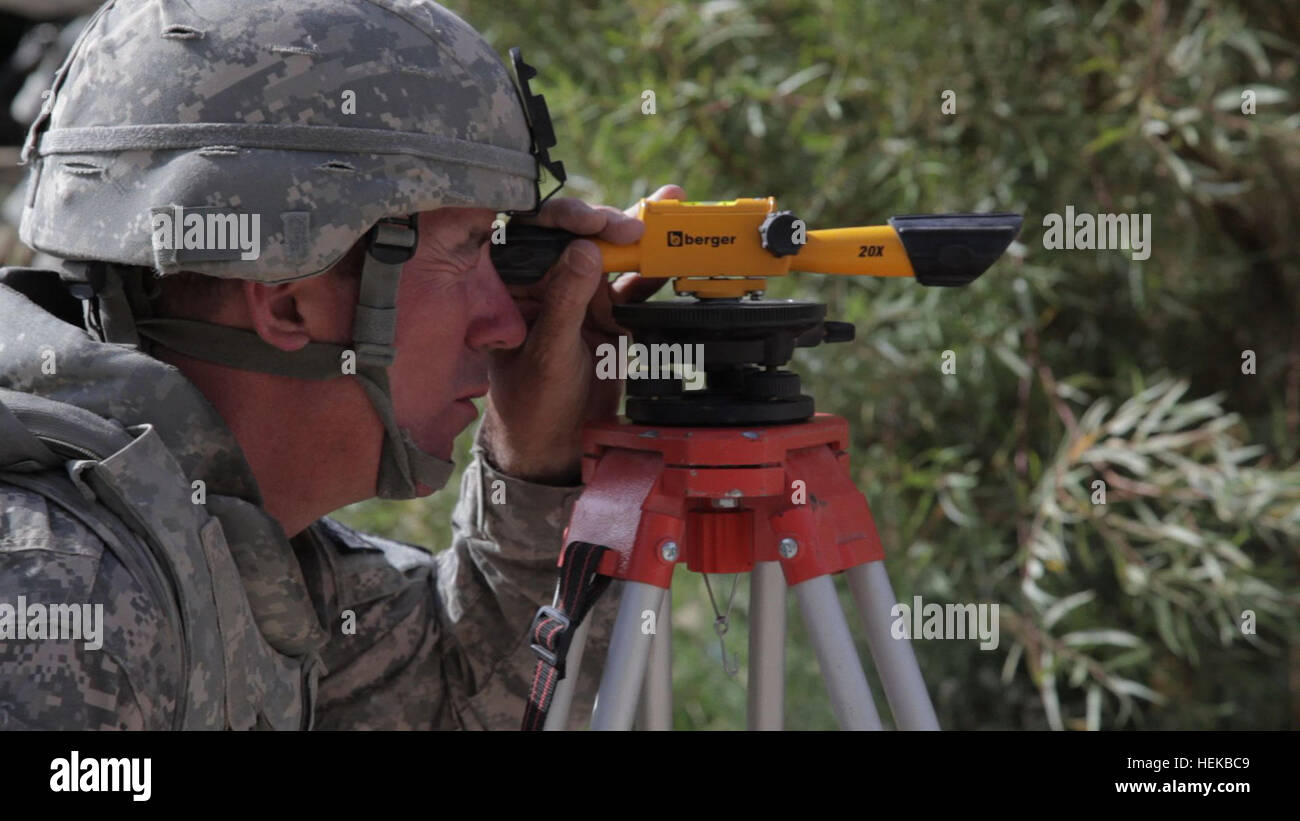 US Army Colonel Mark Lumpkin, zugewiesen, die Nationalgarde Arkansas einen Überblick über die Höhe beim Bau eines Staudamms in der Nähe von bekämpfen Betrieb Post Mizan in Zabul, Afghanistan, 1. Juli 2011. Der Damm wird gebaut, um den Wasserfluss zu verschiedenen Bewässerungssysteme in der gesamten Region zu kontrollieren. Dammbau 110701-A-UJ825-005 Stockfoto