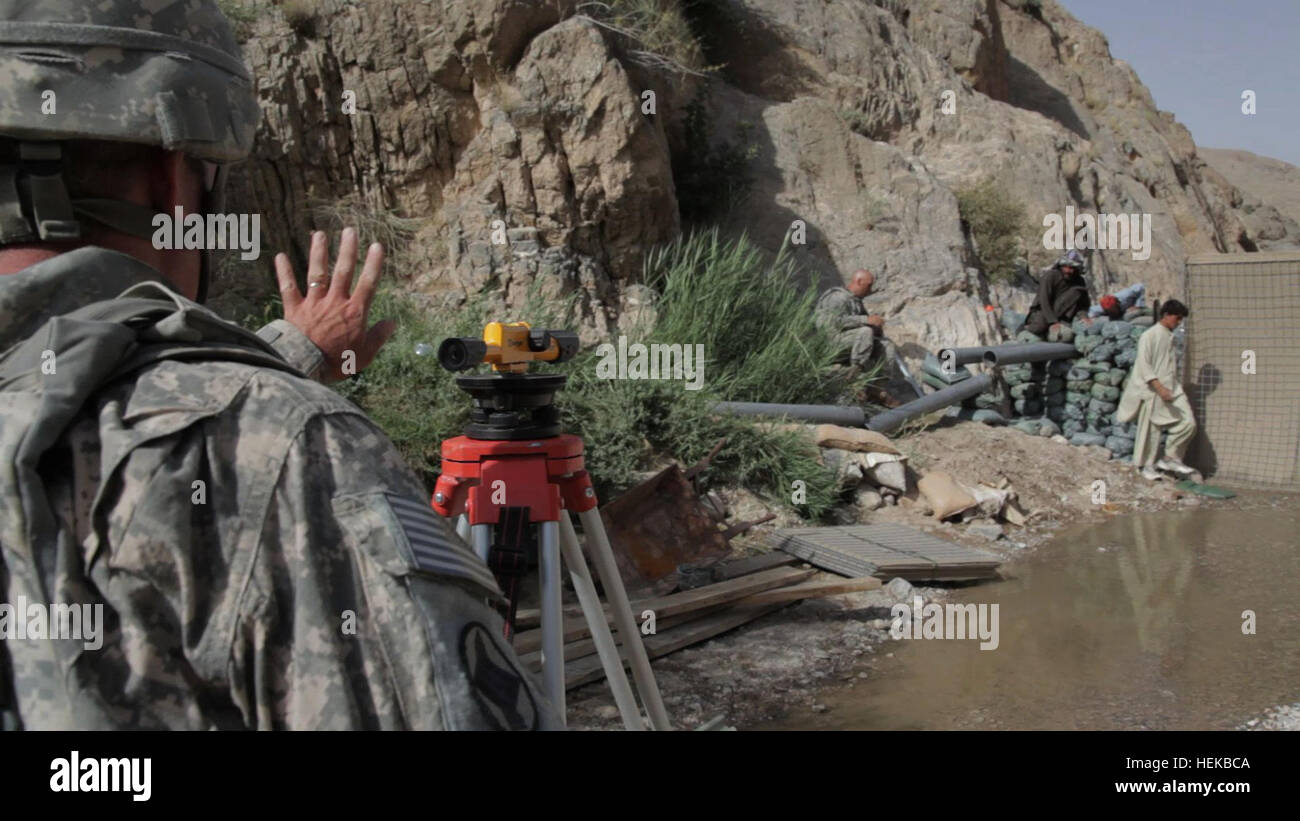 US Army Colonel Mark Lumpkin, zugewiesen, die Nationalgarde Arkansas einen Überblick über die Höhe beim Bau eines Staudamms in der Nähe von bekämpfen Betrieb Post Mizan in Zabul, Afghanistan, 1. Juli 2011. Der Damm wird gebaut, um den Wasserfluss zu verschiedenen Bewässerungssysteme in der gesamten Region zu kontrollieren. Dammbau 110701-A-UJ825-007 Stockfoto