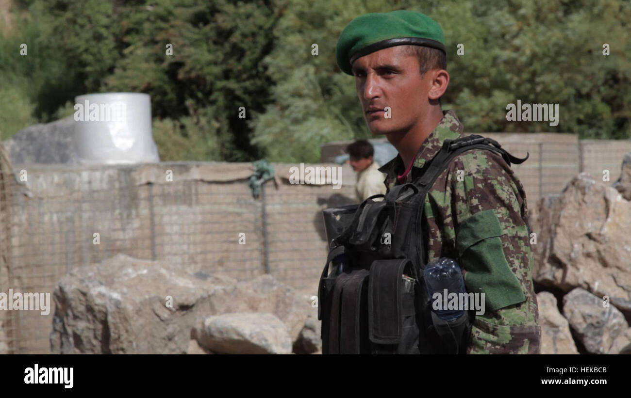 Ein Afghan National Army Soldat hilft bei der Sicherheit auf der Baustelle einer Talsperre in der Nähe von bekämpfen Betrieb Post Mizan in Zabul, Afghanistan, 1. Juli 2011. Der Damm wird gebaut, um den Wasserfluss zu verschiedenen Bewässerungssysteme in der gesamten Region zu kontrollieren. Dammbau 110701-A-UJ825-006 Stockfoto