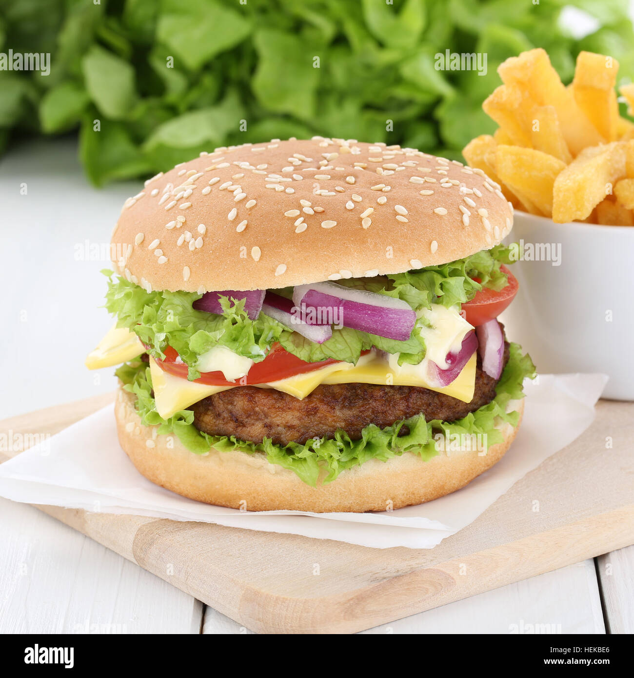 Cheeseburger Hamburger und Pommes frites Rindfleisch Tomaten Salat Käse ungesund Stockfoto