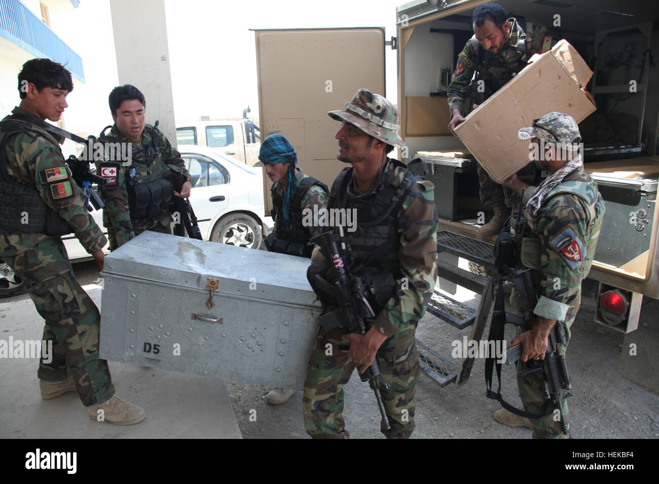 Afghanische Commandos aus 2. Kandak, unterstützt durch die amerikanischen Truppen bringen Lieferungen in ein Waisenhaus am 6. Juli 2011, Gardez, Afghanistan. Die Kommandos zur Verfügung gestellt medizinische und zahnärztliche Betreuung für die Kinder des Waisenhauses, sowie Spielzeug, Rucksäcke, Bleistifte und Kleidung. (US Armee-Foto von Pfc. Andrew Vidakovich) (Freigegeben) Operation Enduring Freedom 425472 Stockfoto