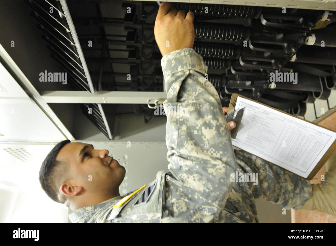 SPC. William Monserrate, ein Rüstungsschmied für 525th Military Police Battalion, Vorräte ein Kabinett von M16s an der Joint Task Force Armory, Juli 8. Die Waffenkammer unterstützt derzeit Joint Task Force Guantanamo Bay auf Kuba. GTMO Truppen Arm 110708-A-MI669-154 Stockfoto