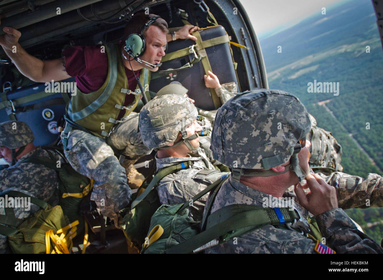 Staff Sgt Brandon Lantz, Jump Master prüft die St. Mere Eglise Drop-Zone von einem UH-60 Blackhawk am 12. Juli 2011. Lantz ist mit der US-Armee zivile Angelegenheiten und Psychological Operations Command (Airborne) und hilft Fallschirmjäger aus der britischen 4. Fallschirmjäger-Regiment in ein intensives zweiwöchiges Training Serie vor ihrem Einsatz in der Provinz Helmand, Afghanistan zu trainieren. Britische Armee Fallschirmjäger Zug reservieren Sie bei uns Kollegen in Vorbereitung für den Afghanistan-Einsatz 428195 Stockfoto