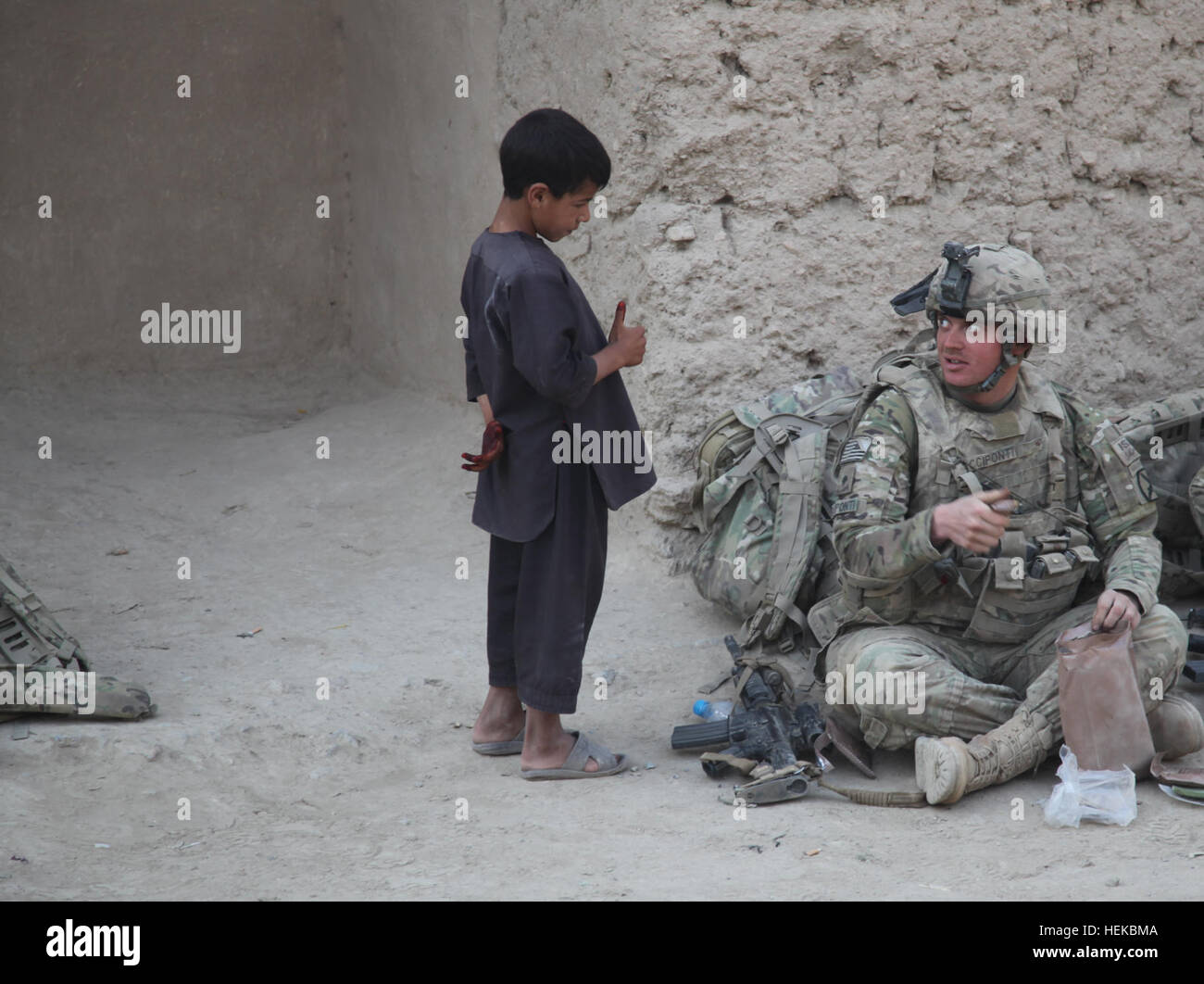 Ein Soldat der US-Armee D Company, 2. Bataillon, 30. Infanterie-Regiment, 4. Brigade, 10th Mountain Division gibt einem afghanischen junge einen Daumen nach oben in das Dorf von Argan, Charkh District, Logar Provinz, Afghanistan, 14. Juli 2011. Betrieb Charkh Tabestan 110714-A-HF835-044 Stockfoto