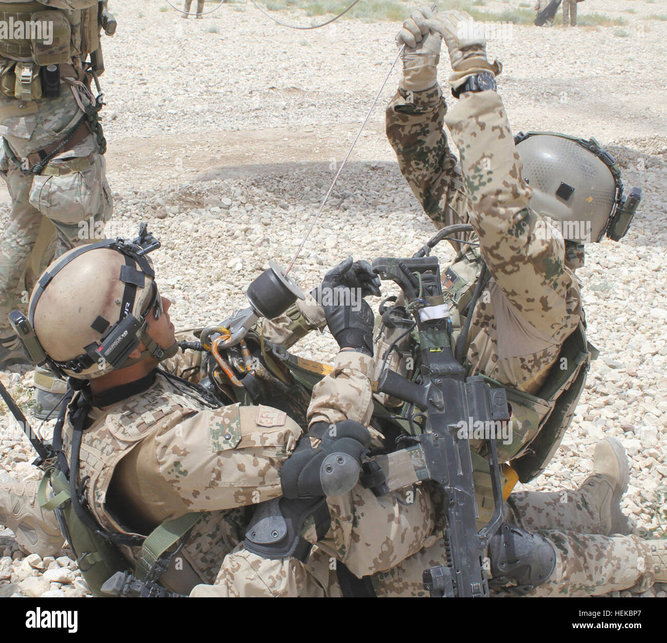 Deutsche Soldaten eine Bergung Team Riegel auf, die Dschungel-Penetrator ein Flugzeug Hebezeug während Rettungswinde training mit Soldaten aus Unternehmen C, Task Force Lobos, 1. Luft-Kavallerie-Brigade, 1. Kavallerie-Division Juli 16 zugeordnet. TF-Lobos medevac Besatzungen Verhalten Rettungswinde training mit deutschen 428979 Stockfoto