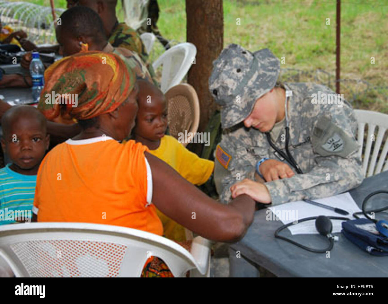 SPC. Carol Ascending, combat Medic mit der 814th Medical Company of North Dakota Army National Guard und Bismarck, ND, native, prüft die Herzfrequenz einer Frau, 19 Juli, an einem humanitären bürgerlichen Assistent-Standort in Doryumu, Ghana. Der 814th arbeitete mit den Streitkräften von Ghana an drei Standorten der HCA medizinischen Grundversorgung im Rahmen der MEDFLAG 11 in Ghana bereitzustellen. Eine wichtige Programm in den Vereinigten Staaten Bemühungen, mit der Regierung von Ghana, MEDFLAG 11 partner ist der jüngste in einer Reihe von Übungen mit der US-Streitkräfte und afrikanischen Partner Militärs mit dem Ziel der Schaffung und Entwicklung von m Stockfoto