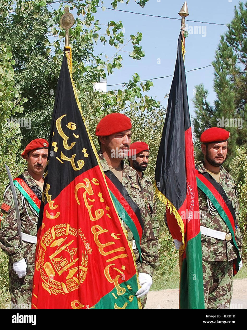CAMP SHAHEEN, Afghanistan--ein 209. Korps Militärpolizei Ehren Wache, Praxis gerichteten Bewegungen und Befehle hier am 19. Juli. (Foto: Afghan National Army Staff Sgt Sayied Massoud) Regierung 432441 treffen Stockfoto