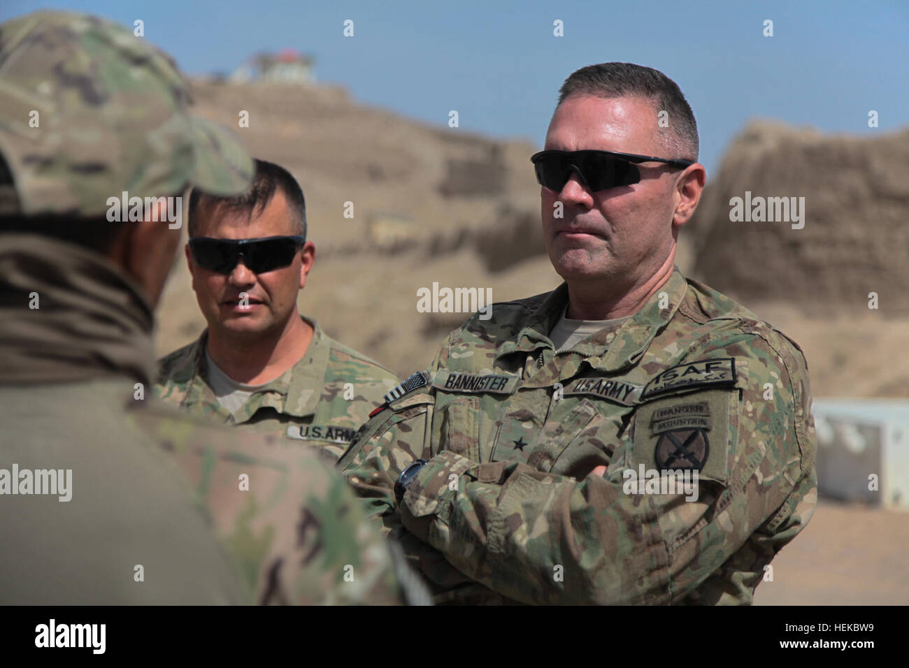 US Army Major General Jeffrey L. Bannister, stellvertretender Kommandierender general für Operationen, 10th Mountain Division spricht mit Kameraden im 4. Kandak Afghanistan Grenze Polizeipräsidium (4. Kandak), Provinz Kandahar, Afghanistan, Aug. 30. Der 10th Mountain Division erwägt 4. Kandak besetzen und geschickt Bannister, das Gebiet zu bewerten.  (Foto: U.S. Army Spc. Kristina Truluck, 55. Signal Company) Tour in Kandahar 110830-A-VB845-007 Stockfoto