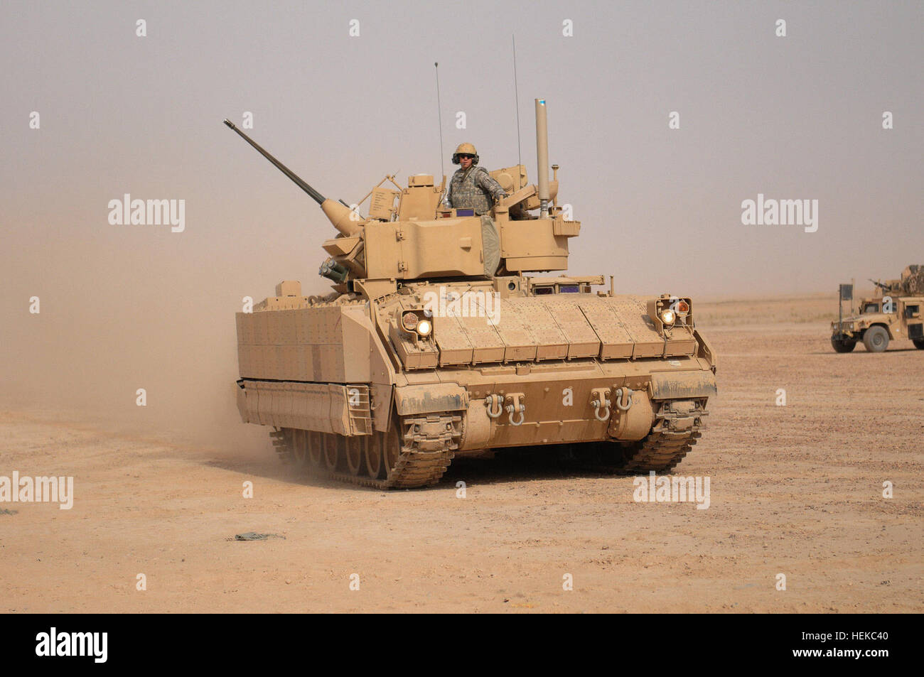 Bradley Fighting Vehicle fährt Angebot ab. Kontingenz operative Basis SPEICHER, Irak – Infanteristen aus 1. Bataillon, 5. Kavallerie-Regiment, 2. zu beraten und zu unterstützen-Brigade, 1. Kavallerie-Division, Laufwerk ihre M2A3 Bradley Fighting Vehicle off Memorial Bereich nach dem Einschießen der 25-mm-Kanone und Maschinengewehr M240B im Brandfall Leben ausüben, zur Unterstützung der Operation New Dawn in der Nähe von Kontingenz operative Basis Speicher, Irak, 29. Juli 2011. (US Army Foto von Sgt. Quentin Johnson, 2. AAB PAO, 1. Cav. Div., USD-N) M2A3 Kanone Höhe Stockfoto