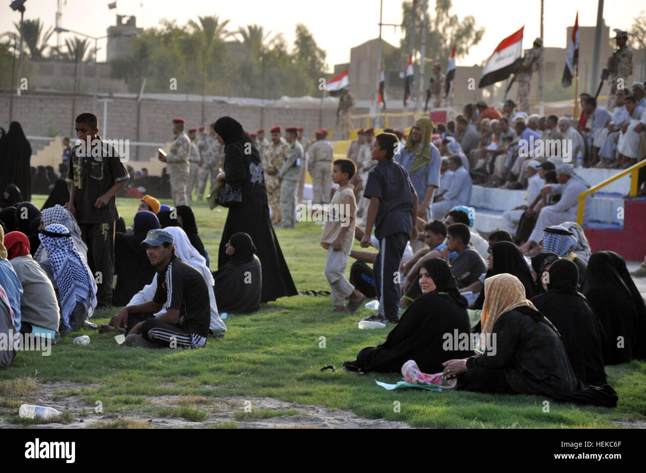 Irakische Zivilisten versammeln sich auf dem Fußballplatz 17. irakische Armee Division (IAD) irakische Armee während der Wartezeit einer humanitäre Hilfe Verteilung von gemeinsamen Sicherheit Station Deason in Mahmudiyah, Bagdad, Irak, 4. August 2011. 17. IAD arbeitete mit US-Soldaten zugewiesen Delta Company, 1. Bataillon, 63. Armor Regiment, 2. beraten und unterstützen Brigade, 1st Infantry Division United States Division-Center die hand aus Nahrung, Kleidung, Schulmaterial, Generator Teile und Medikamente. (US Armee-Foto von Staff Sgt. Justin Phemister/freigegeben) Irakische Zivilisten versammeln sich auf der irakischen Armee 17. irakische Armee Divi Stockfoto