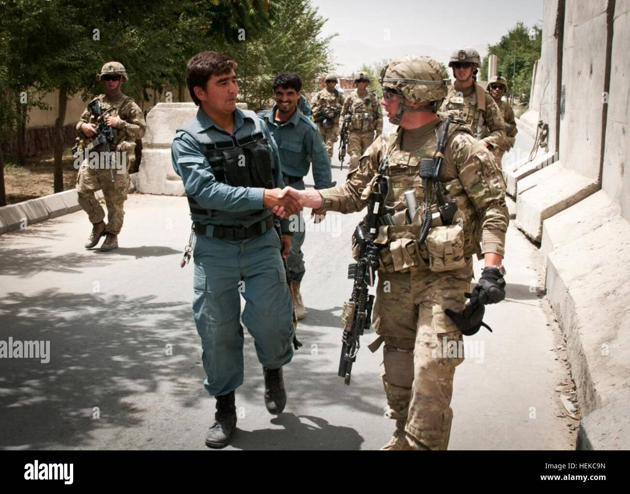 Provinz PAKTIKA, Afghanistan-Pfc Matthew Titman, ein Endicott, New York stammende gratuliert seinem afghanischen Uniformierte Polizei-Partner nach Abschluss einer erfolgreichen Fuß Patrouille des Basars Sharana Bezirk Mitte. Titman dient als Infanterist mit Firma B, 3. Bataillon, 66th Armor Regiment, Teil der Task Force Blackhawk Sitz in Grafenwöhr, Deutschland. TF Blackhawk übernimmt Mission in Paktika 440540 Stockfoto