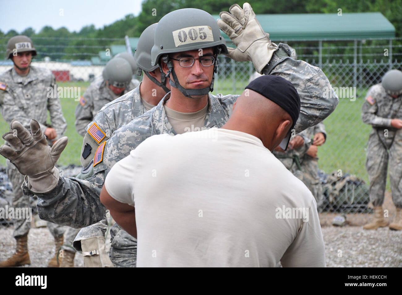 Soldaten und Piloten führen Tests durch Abseilen in Phase III der US-Armee-Luft-Hindernisparcours Aug. 11 am Fort Pickett. Ein Mobile-Schulungsteam aus Fort Benning-basierte Army National Guard Warrior Training Center lehrt den Kurs am Fort Pickett für das zweite Jahr in Folge. Fort Pickett Gastgeber Luft Hindernisparcours 110811-A - 598 Stockfoto