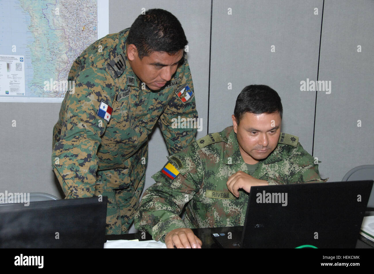 Auf einem Computer simulierte Szenario während Fuerzas Aliadas Panamax 2011 am 19. August 2011 aus Panama und Kolumbien zugewiesen, die kombiniert Kräfte Land Komponente Command (CFLCC), San Antonio, Texas, Personalarbeit. PANAMAX ist eine multinationale Übung, die See-, Luft- und Land-Kräfte in einer gemeinsamen und kombinierten konzentriert sich auf die Verteidigung des Panamakanals zusammenbringt. In diesem Jahr nehmen 16 Nationen von Amerika in dem Bemühen um Interoperabilität Schulungen für die teilnehmenden multinationale Stäbe und teilnehmenden Nation Fähigkeit zur Planung und Durchführung komplexer Multinationa bauen Stockfoto