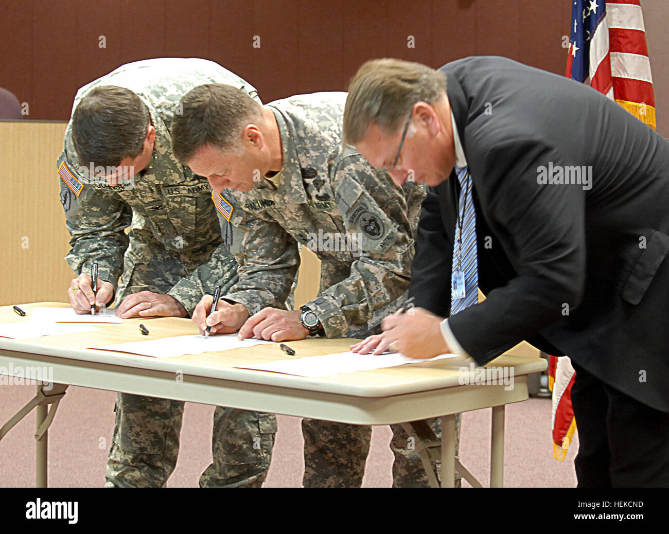 Fort Wainwright Kommandeur, Oberst Ronald M. Johnson, US-Armee Alaska Kommandeur, Major General Raymond Palumbo und Pete Lewis, Superintendent, Fairbanks North Star Borough Schulbezirk Zeichen, die Schülerinnen und Schüler im Bereich Fort Wainwright mit verbindet Partnerschaftsvereinbarung Schule aus den Einheiten auf Post Mentoren. US-Armee unterzeichnet Partnerschaft mit Fairbanks North Star Borough School District 110820-A-RT214-841 Stockfoto