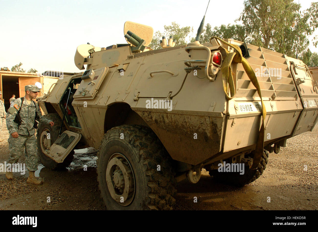 Spez.-Eric Hawse, 549th Military Police Company aus Fort Stewart, Georgia, tritt seine M1117 Guardian ASV um vorbeugende Pflege durchzuführen und prüft Donnerstag (2. November) um Foward Operating Base Marez in Mosul. Sichtbar sind die nach innen geneigten Seiten des ASV. M1117 Guardian gepanzerten Sicherheitsfahrzeug 32527 Stockfoto