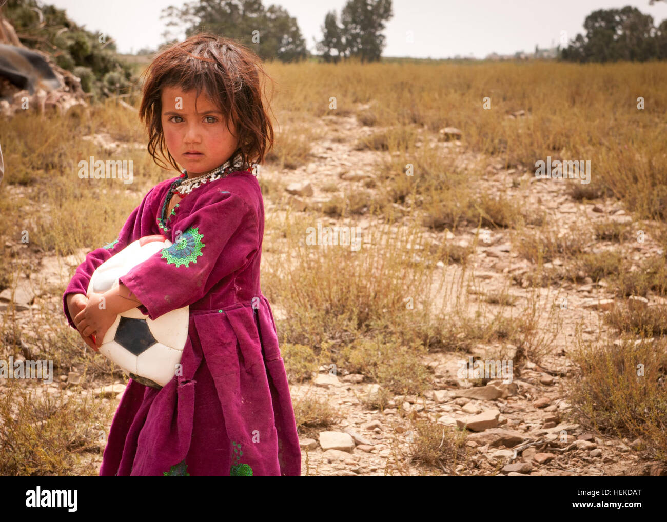 Eine junge afghanische Frau schützt ihr neues Spielzeug in Sarobi Bezirk von Paktika Provinz, Afghanistan. Afghan National Army Soldaten ausgehändigt gaben die einheimischen Kinder auf einer Patrouille mit Koalitionstruppen während einer Mission, zivile Angelegenheiten um die abgelegenen Bergdorf. Meine Kugel 482643 Stockfoto