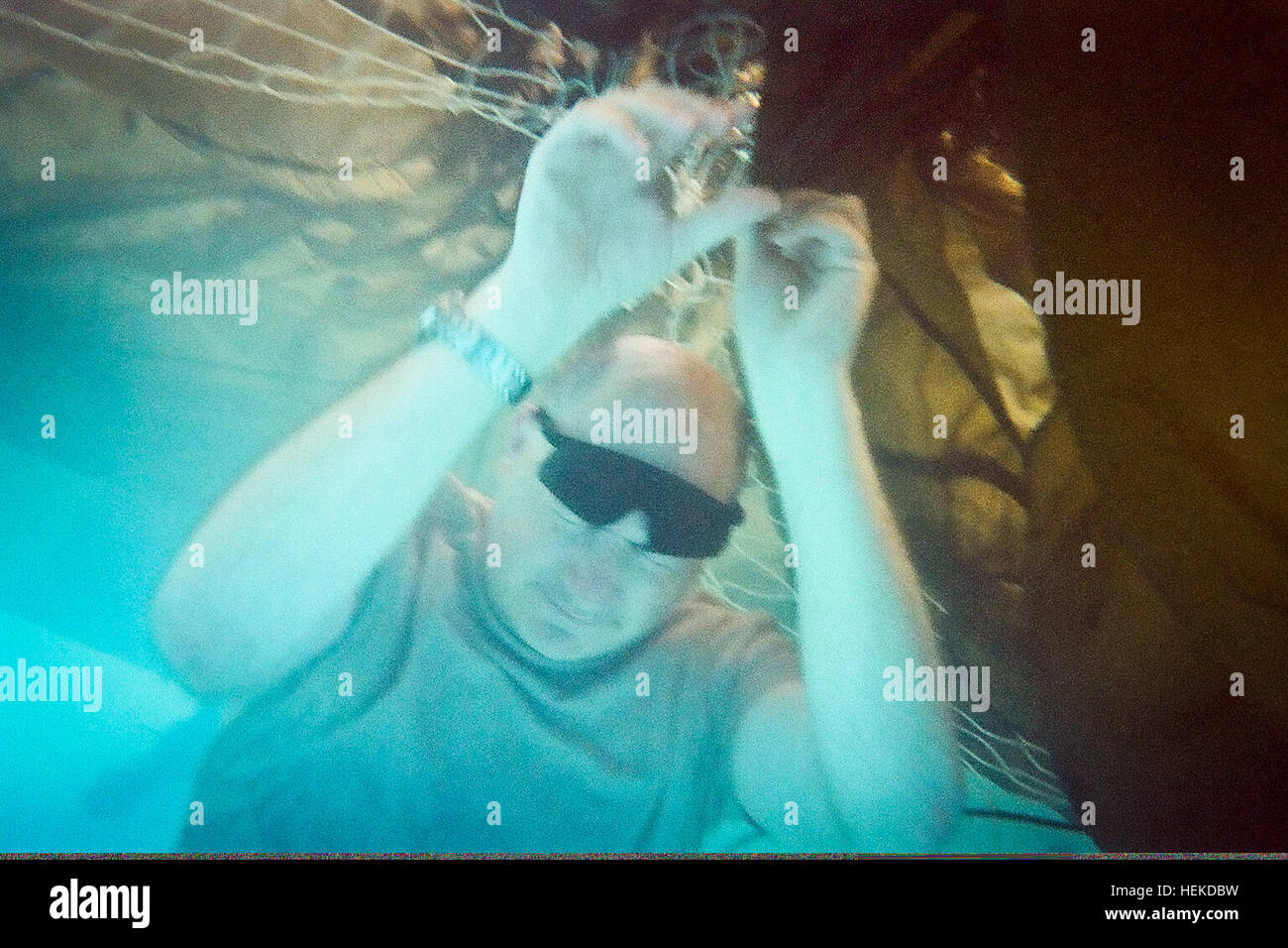 Capt Randall L. Mueller schwimmt unter einem Baldachin Fallschirm während Wasser Überlebenstraining in Archer Pool in Fort Bragg, N.C., 9. September 2011. Müller ist US Armee Reservesoldat mit US Armee zivile Angelegenheiten und Psychological Operations Befehl. (US Armee-Foto von Staff Sgt. Felix Fimbres/freigegeben) Capt Randall L. Mueller schwimmt unter einem Baldachin Fallschirm während Wasser Überlebenstraining im Archer Pool in Fort Bragg, N.C., Sept. 110909-A-CK868-297 Stockfoto