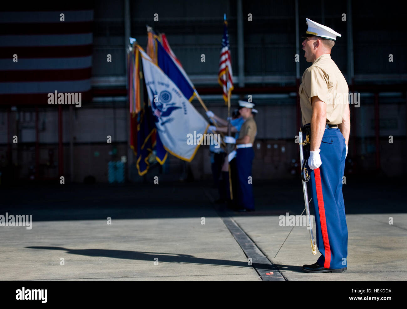 Marine Corps Capt Jared Sprunk befiehlt die Truppen während einer Joint POW/MIA Accounting Command beherbergt eine Ankunft-Zeremonie zu Ehren der gefallene US-Soldaten deren identifiziert bleiben unbekannt. Die Überreste erhalten vollen militärische Ehren Verluste im Zusammenhang mit dem Vietnamkrieg zu vertreten und werden an das zentrale Identifikation Labor Analysen unterziehen transportiert werden. Sprunk, ein Eingeborener von Port Charlotte, Florida, wird als Operationsoffizier für zentrale Service Battalion bei Marine Forces Pacific, Hawaii zugewiesen. Analysen. Das ultimative Ziel von JPAC und die Beteiligten bei der Rückführung von Amerikas Stockfoto