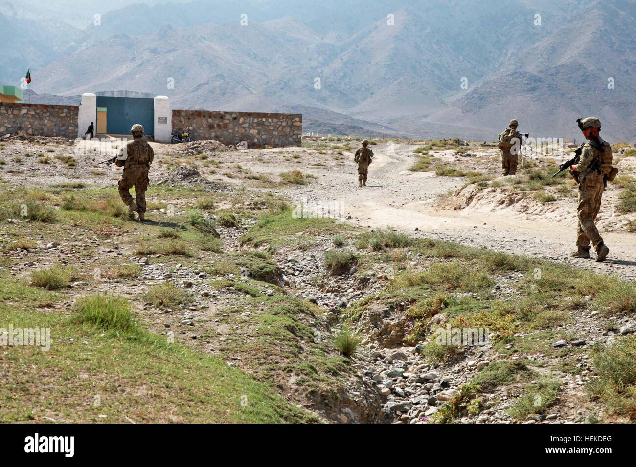 US-Armee Soldaten aus B Company, 2. Bataillon, 35. Infanterie-Regiment, steigen Sie in Richtung einer neuen Schule öffnen um die Afghanistan National Army und der Afghanistan Nationalpolizei mit humanitären Hilfsmittel in Pishad Dorf Konar Provinz, Afghanistan, 11. September 2011 zu unterstützen. Soldaten der Firma B haben eine entscheidende Rolle, die Task Force Kakteen, 2-35. Infanterie-Division, bei der Unterstützung der ANA und ANP mit dem Betrieb ermöglichen und den Aufständischen zu zeigen, dass sie nicht mehr Pishad Dorf nach sicheren Hafen nutzen können. (Foto: U.S. Army Spc. Tia Sokimson) Humanitäre Mission 110911-A-RR514-334 Stockfoto