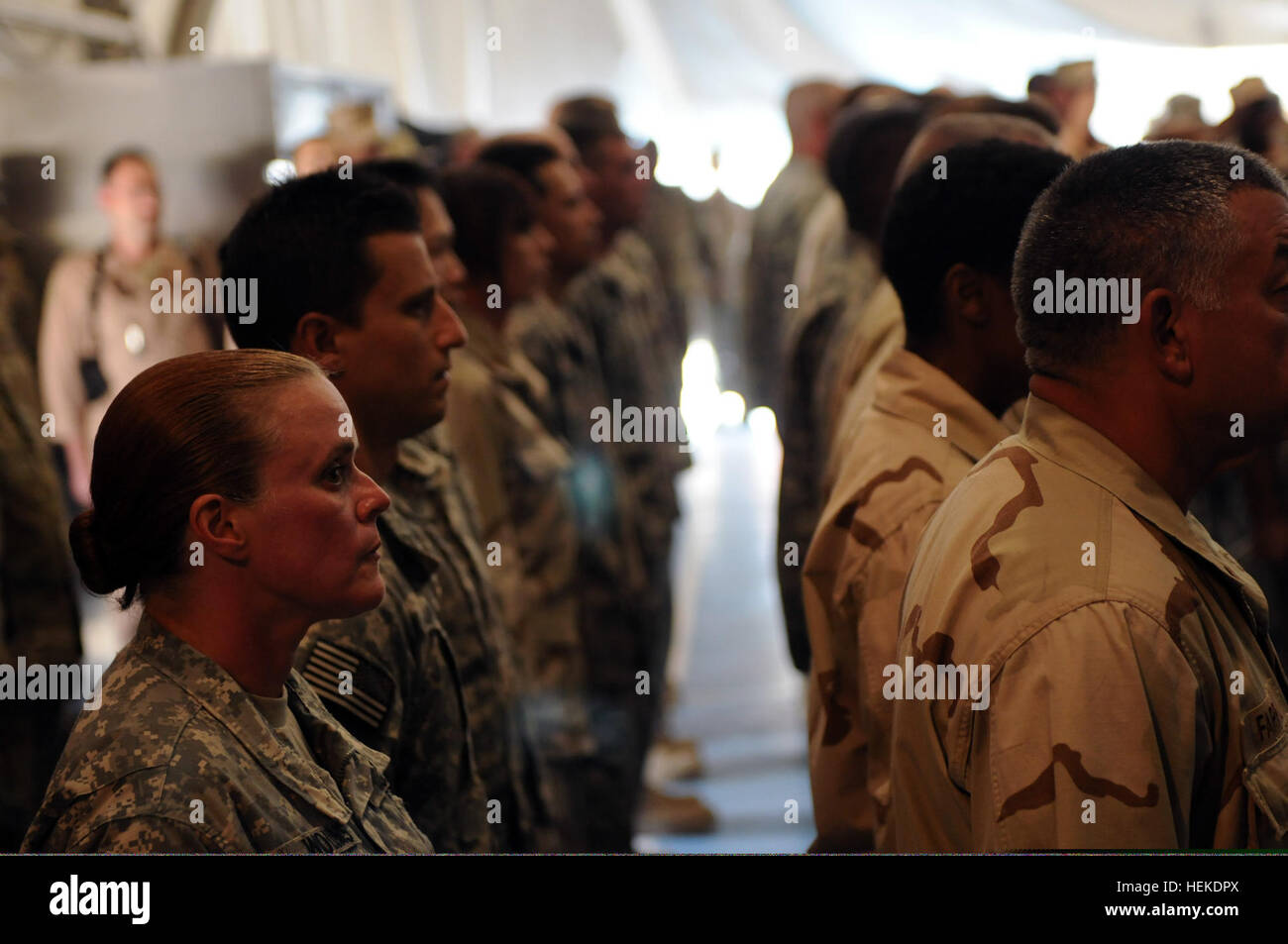 Die von der US Navy ausgewählten Chief Petty Officer nehmen am 16. September 2011 an einer jährlichen Festungszeremonie im Bagram Air Field, Afghanistan, teil, um ihre Beförderung und Anerkennung innerhalb der Navy zu feiern. Stockfoto