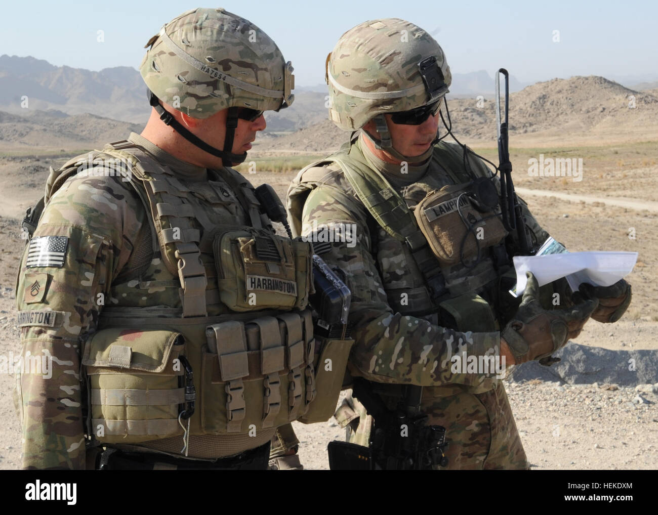 Provinz KANDAHAR, Afghanistan--Sehen Sie US Army Staff Sgt Bruce Harrington (links), Kandahar Provincial Reconstruction Team Sicherheit Kraft Teamleiter aus Buzzards Bay, Massachusetts, und US Army Staff Sgt Joseph Lampron (rechts), Kandahar PRT SECFOR Squad-Leader von Rumford, RI, ihre Route zu Projektbewertung Dahla Dam Sept. 20. Die PRT arbeitet mit Regierungsvertretern auf Bezirks- und Landesebene nachhaltige Infrastrukturkapazitäten aufbauen. (Foto: U.S. Air Force Senior Airman Sean Martin, Kandahar Provincial Reconstruction Team) (Freigegeben) Flickr - der US-Armee Stockfoto