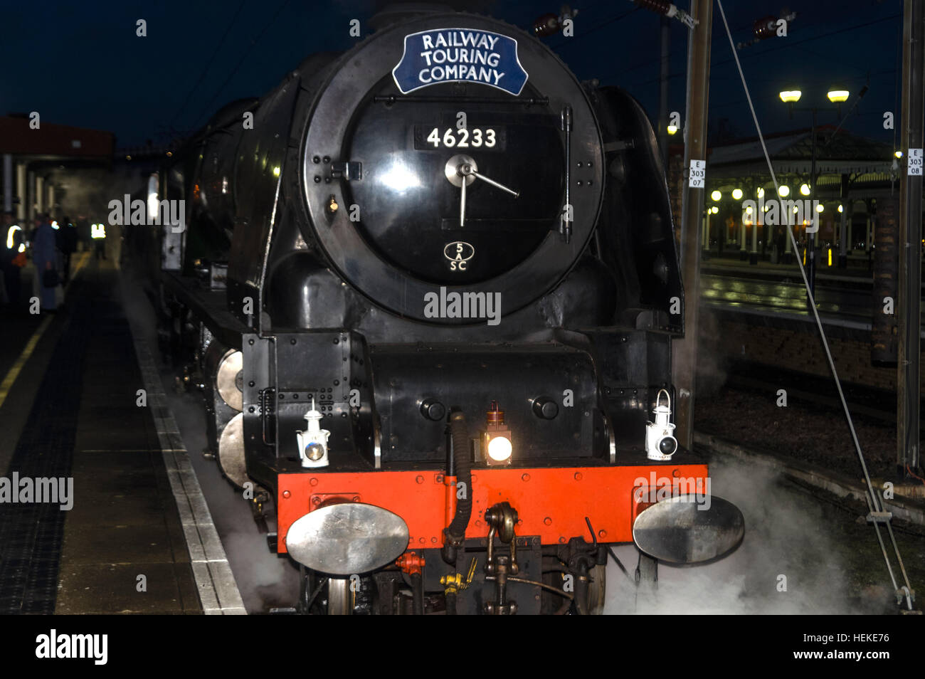 York, UK. 21. Dezember 2016.  Dampf Lok Herzogin von Sutherland gebaut 1938 von der London Midland und Scottish Railway (LMS) nimmt einen Sonderzug nach York.  Die letzten regelmäßige Gebrauch der Dampflokomotive im Vereinigten Königreich wurde im Jahre 1968. Der Zug war Diesel aus Cambridge, Peterborough, wo die Dampflok übernahm, geschleppt.  Auf der Rückfahrt war der Zug geschleppt von York nach Peterborough Dampf. Bildnachweis: William Edwards/Alamy Live-Nachrichten Stockfoto