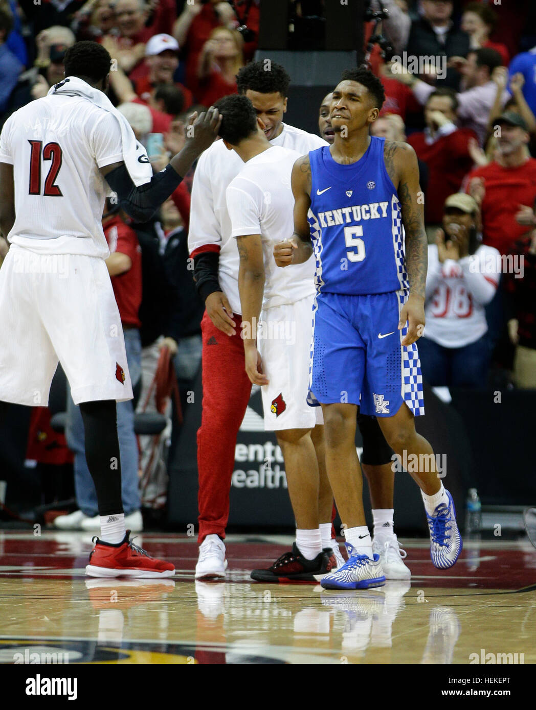 Louisville, Kentucky, USA. 23. Februar 2016. Kentucky Wildcats bewachen Malik Monk (5) fuhren das Gericht wie UofL gefeiert als Louisville Kentucky 73-70 auf Dienstag, 20. Dezember 2016 in Louisville, Kentucky besiegte © Lexington Herald-Leader/ZUMA Draht/Alamy Live News Stockfoto