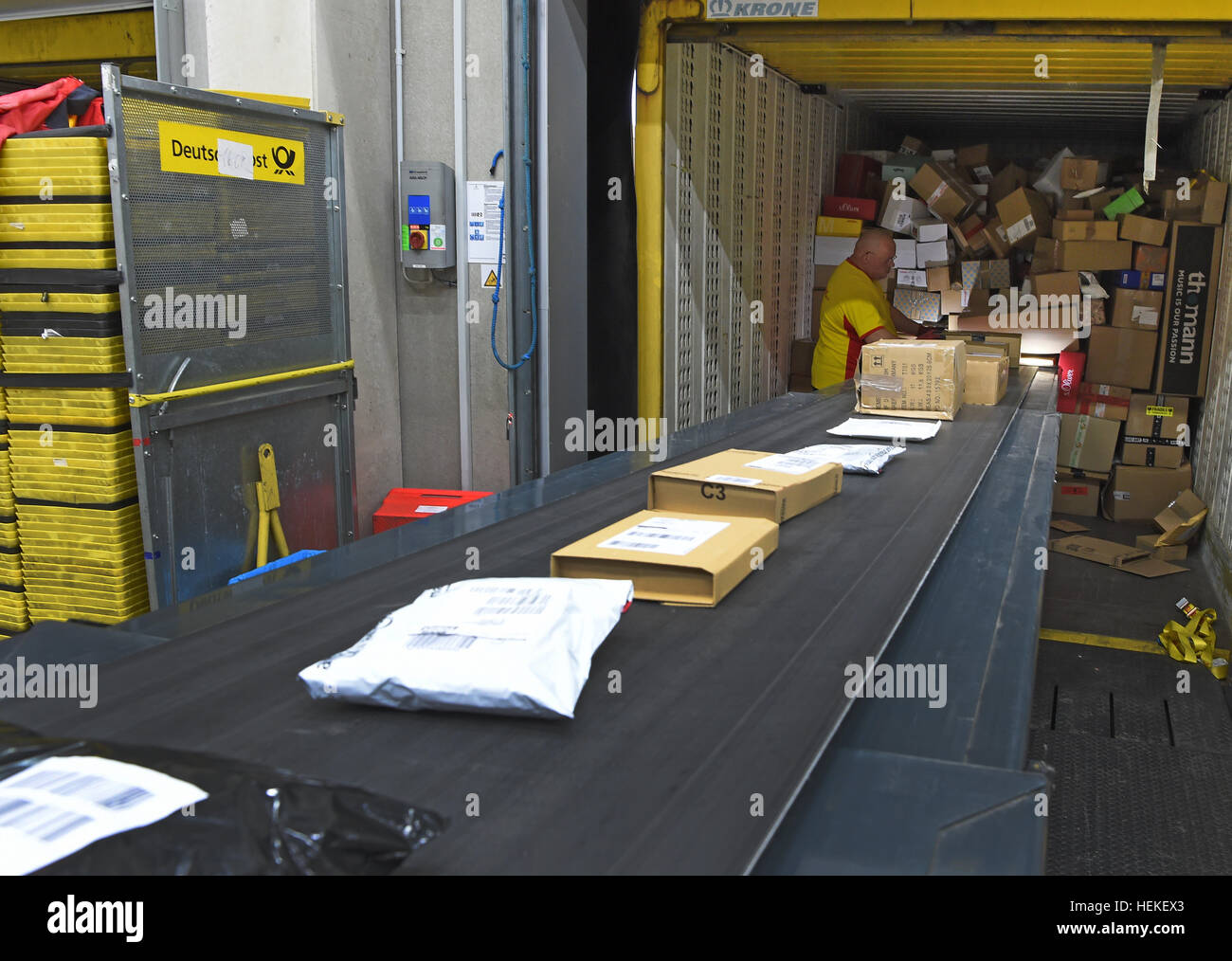 Paket-Zusteller, die Hans-Joachim Harnagel liest den Code auf ein Paket mit einem Scanner bei der DHL-Lieferung Basis Braunschweig, Deutschland, 21. Dezember 2016. Danach wird Harnagel 280 Päckchen und Pakete an ihre Empfänger während einer Reise durch die Innenstadt von Braunschweig liefern. Foto: Holger Hollemann/dpa Stockfoto