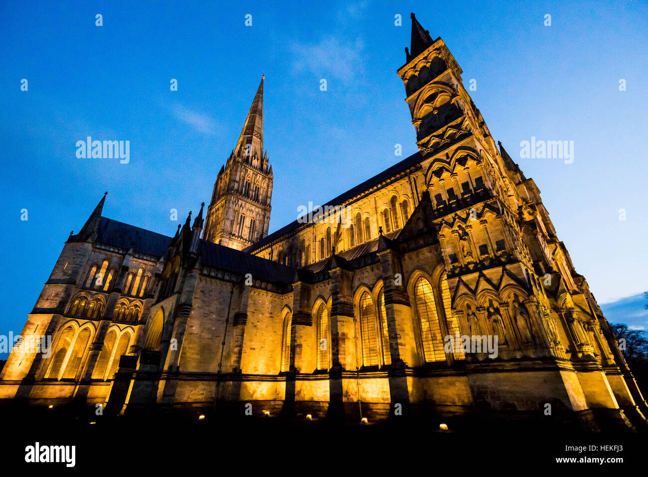 Wiltshire, UK. 20 Dez, 2016. Die Kathedrale von Salisbury in der Nacht © Guy Corbishley/Alamy Live Nachrichten gesehen Stockfoto