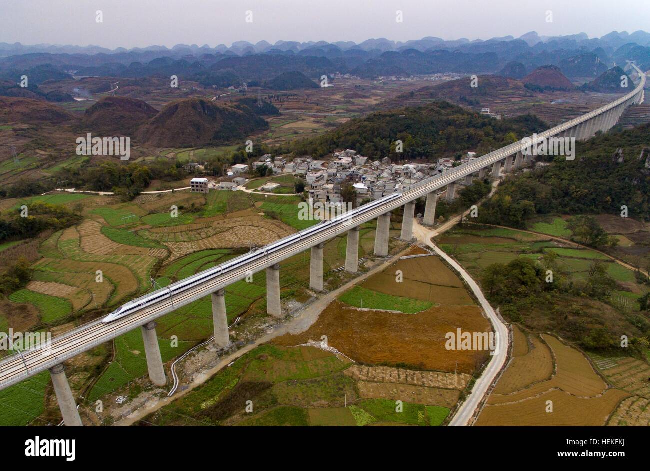Guiyang. 17. Dezember 2016. Luftbild, aufgenommen am 17. Dezember 2016 zeigt einem Hochgeschwindigkeitszug läuft im Probebetrieb auf Shuitongmuzhai 2.352-Meterbridge an die Schnellfahrstrecke von 2.266 km Shanghai-Kunming im Südwesten Chinas Provinz Guizhou. Die Eisenbahn verbindet Shanghai in Ost-China und Kunming, wird Hauptstadt der südwestlichen chinesischen Provinz Yunnan, voraussichtlich Ende dieses Monats in Betrieb genommen werden. © Liu Xu/Xinhua/Alamy Live-Nachrichten Stockfoto