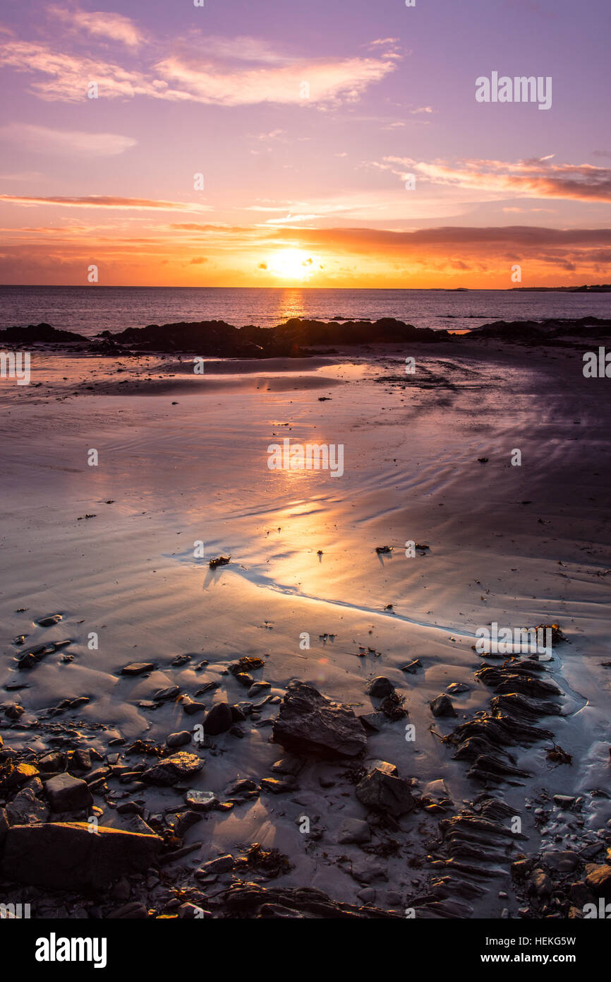 Ballywalter, Co. Down, N Irland, UK 22. Dezember 2016. UK Wetter: Einen kalten, aber schönen Sonnenaufgang in Ballywalter heute Morgen die Ruhe vor dem 2. Sturm benannt. Barbara Sturm ist am Freitag für den Norden westlich von Großbritannien fällig. Bildnachweis: Gary Telford/Alamy Live News Stockfoto